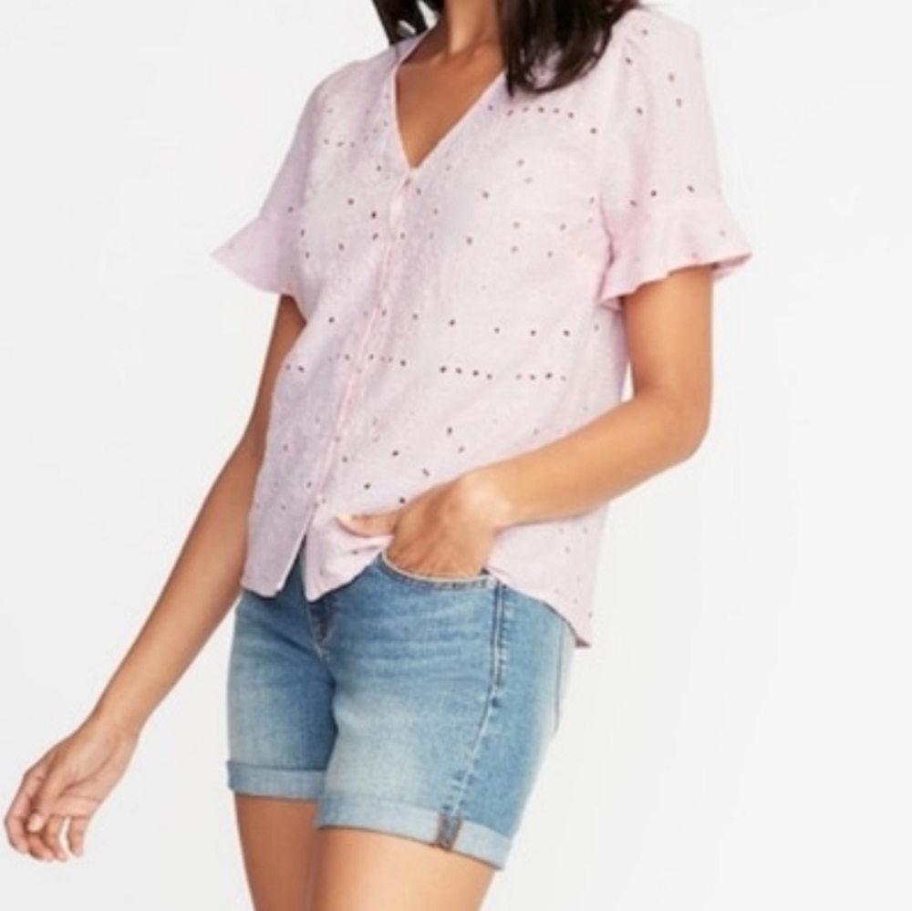 💕Beautifully detailed eyelet shirt.